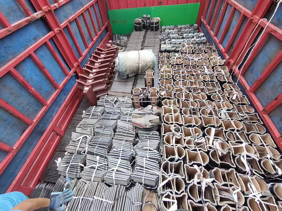 装车实拍：整车瓦件码放加固