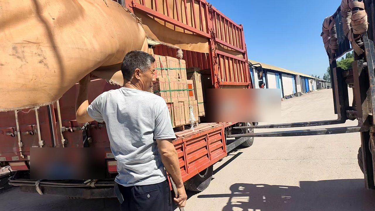 装卸作业:货车与叉车配合装车